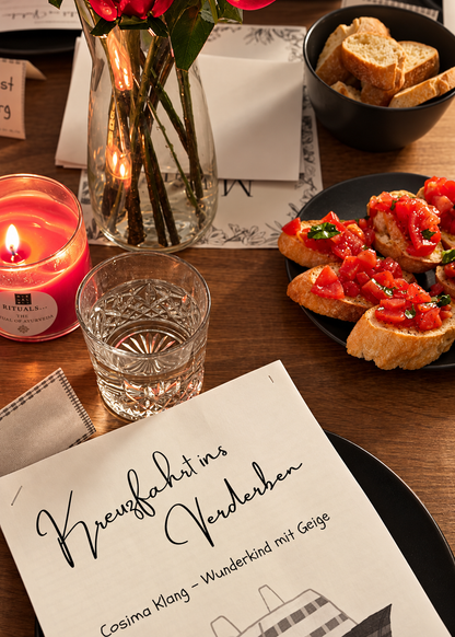 Gedeckter Tisch mit Kerze, Rosen und Bruschetta, davor ein Rollenheft von Kreuzfahrt ins Verderben