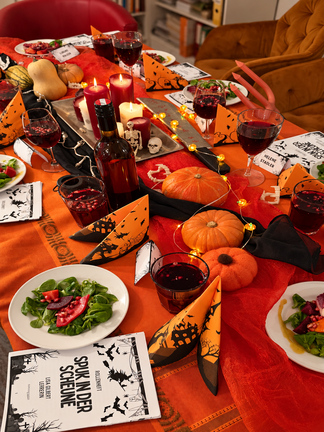 Halloween-Tafel mit Kürbissen, Kerzen und Rollenheften von Spuk in der Scheune